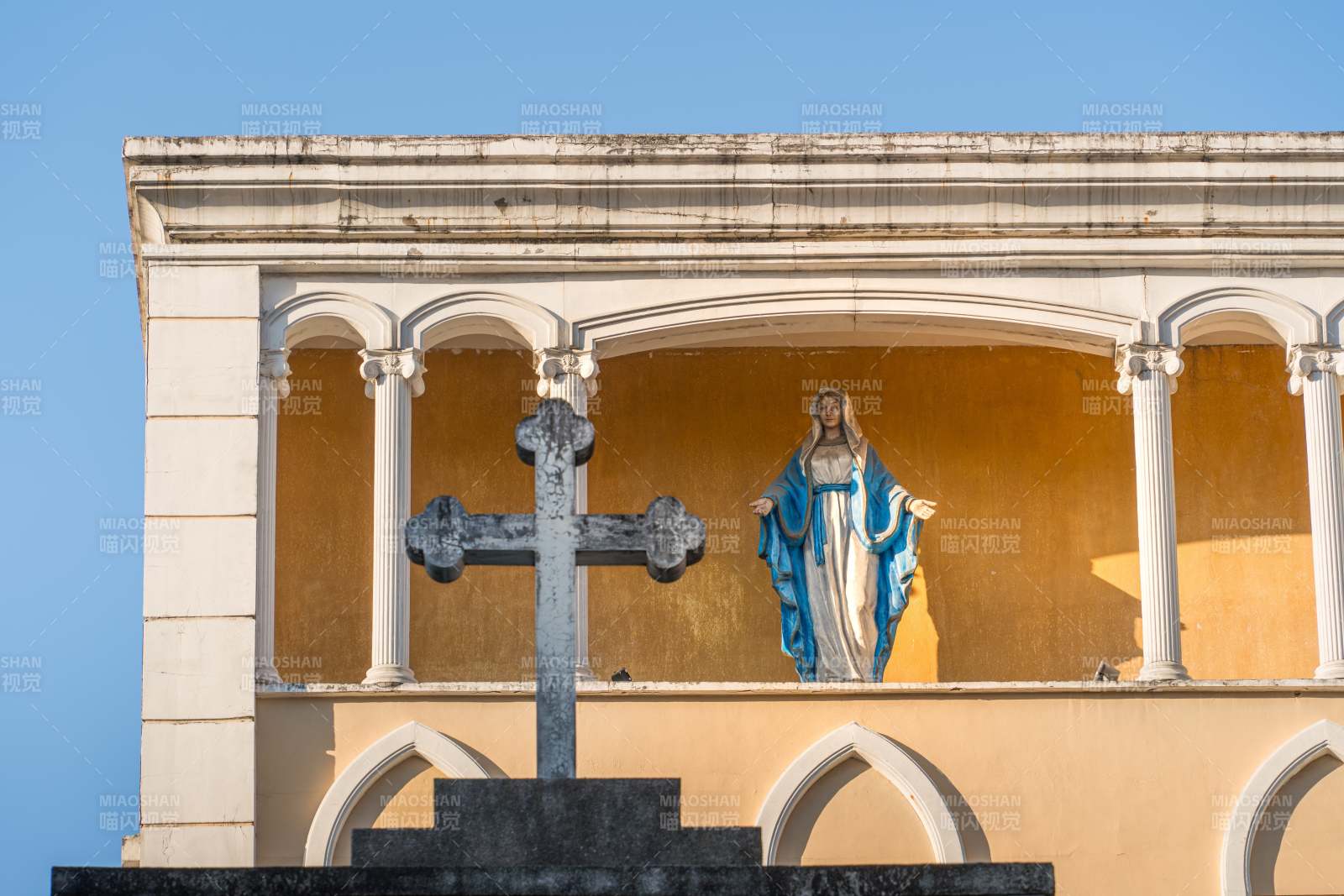 广州石室圣心大教堂内庄严的圣母玛利亚雕像图片