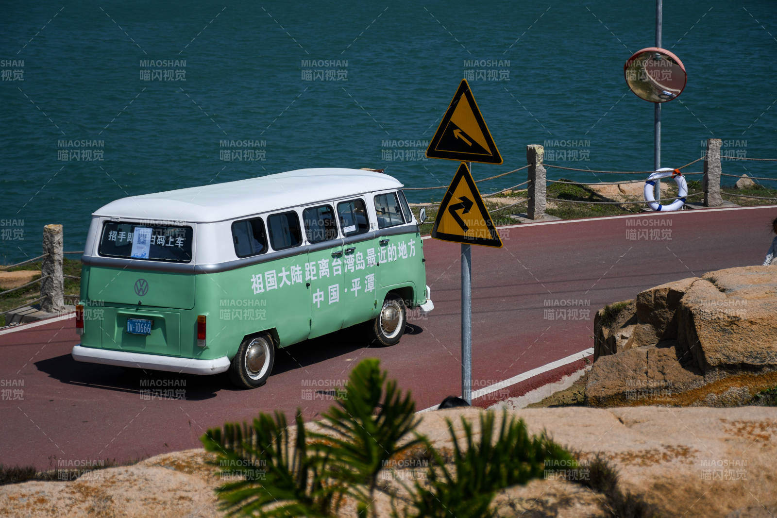 海边绿车 风景如画图片