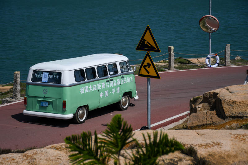 海边绿车 风景如画图片