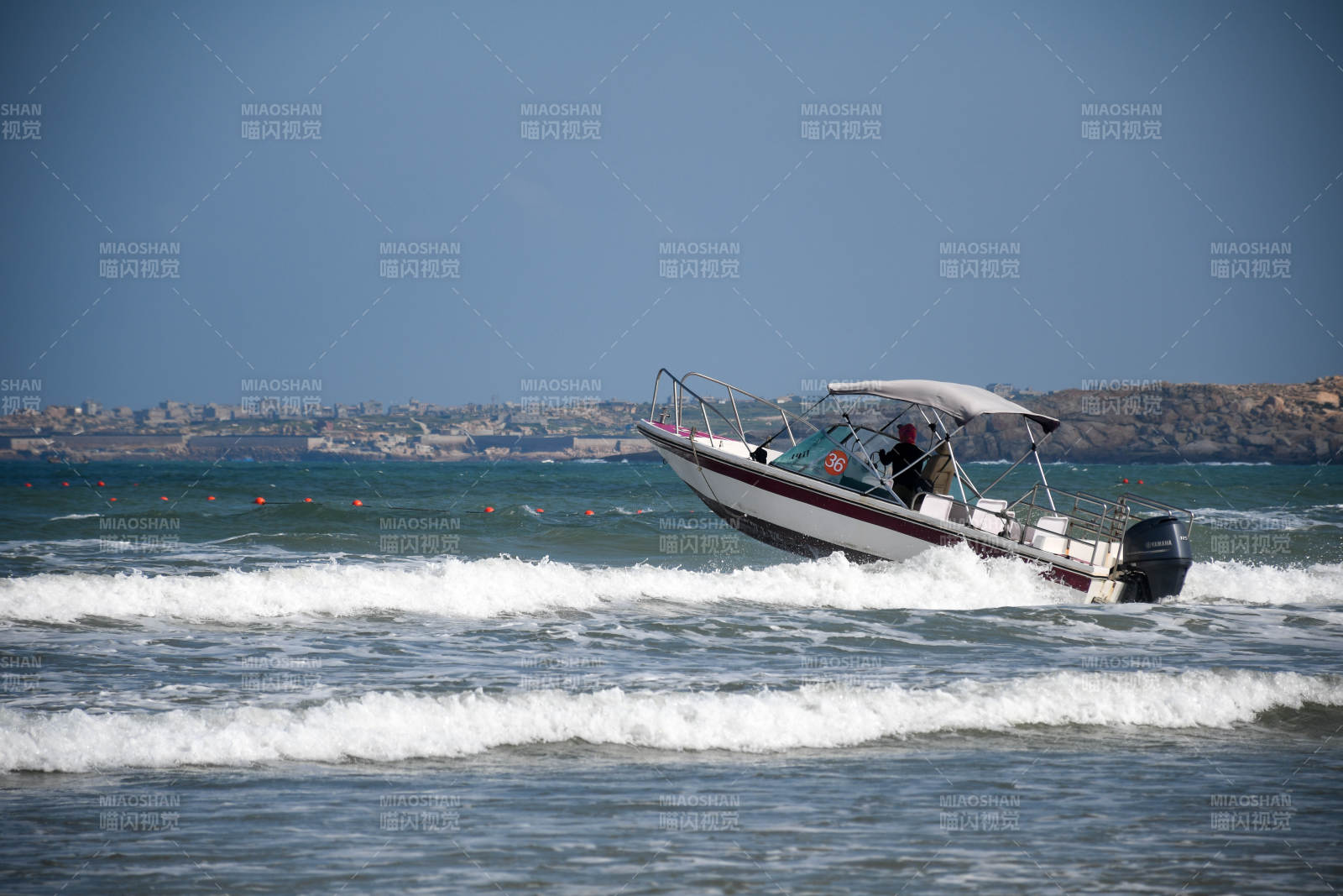 海上快艇疾驰而过图片