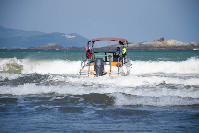 海上快艇破浪前行图片