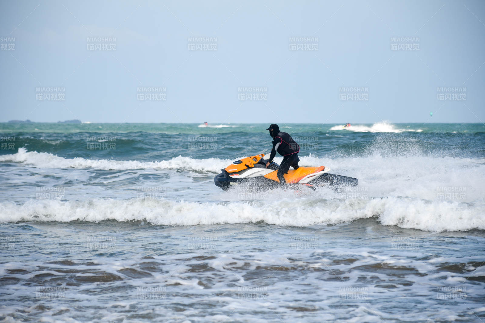 海上摩托艇冲浪瞬间图片