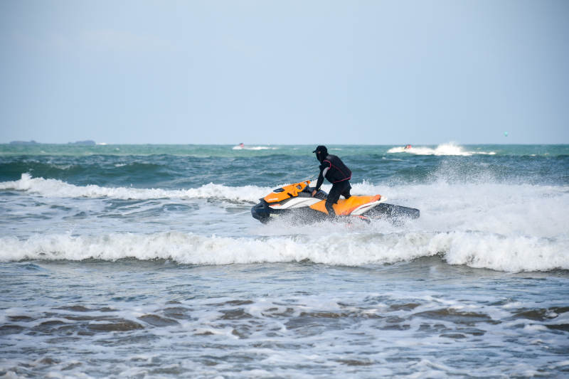 海上摩托艇冲浪瞬间图片