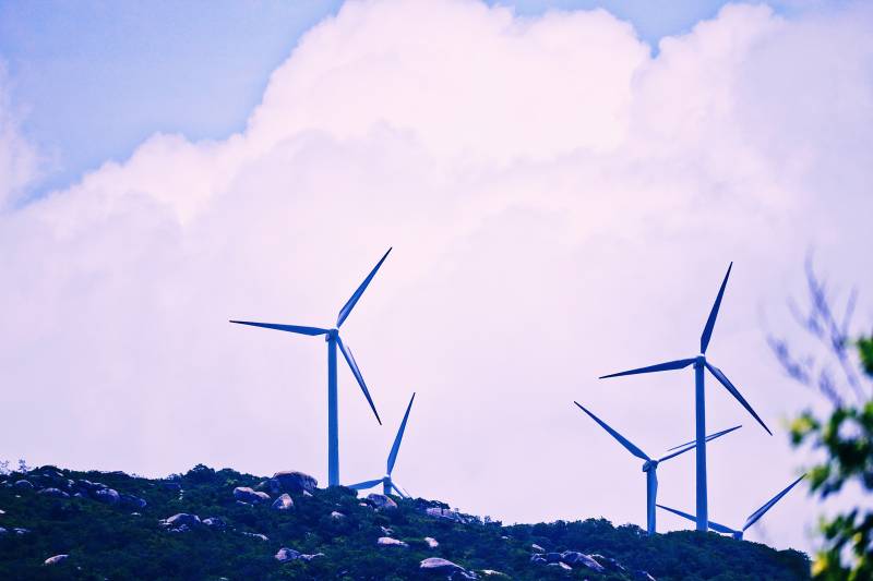 山顶风车与蓝天白云图片