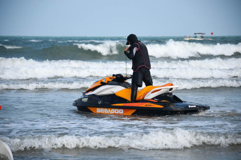 海滩上的摩托艇骑士图片