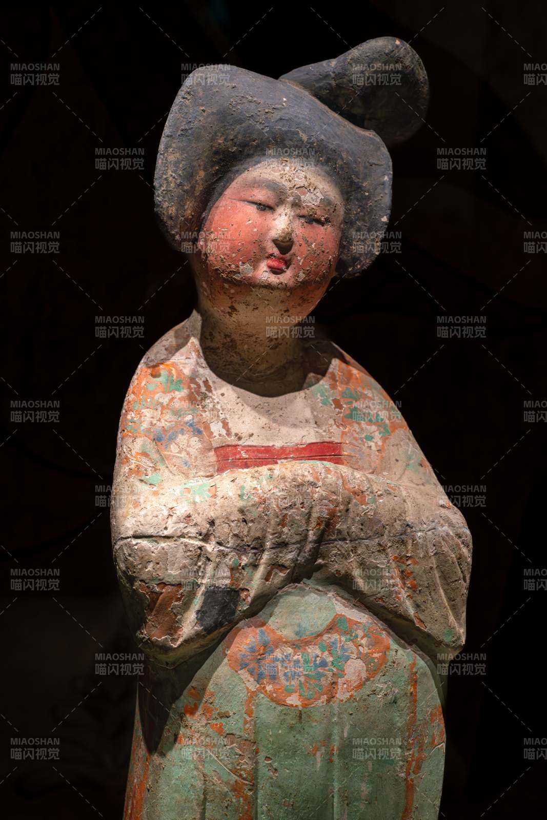 彩绘陶女俑图片