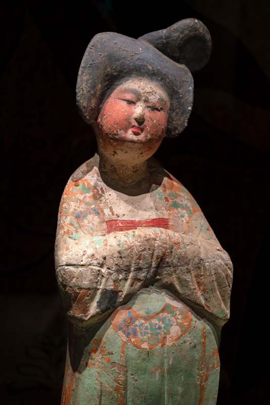 彩绘陶女俑图片