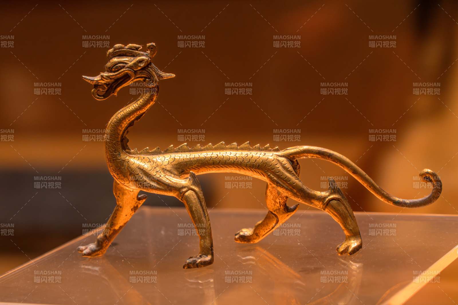 金色龙形雕塑特写图片