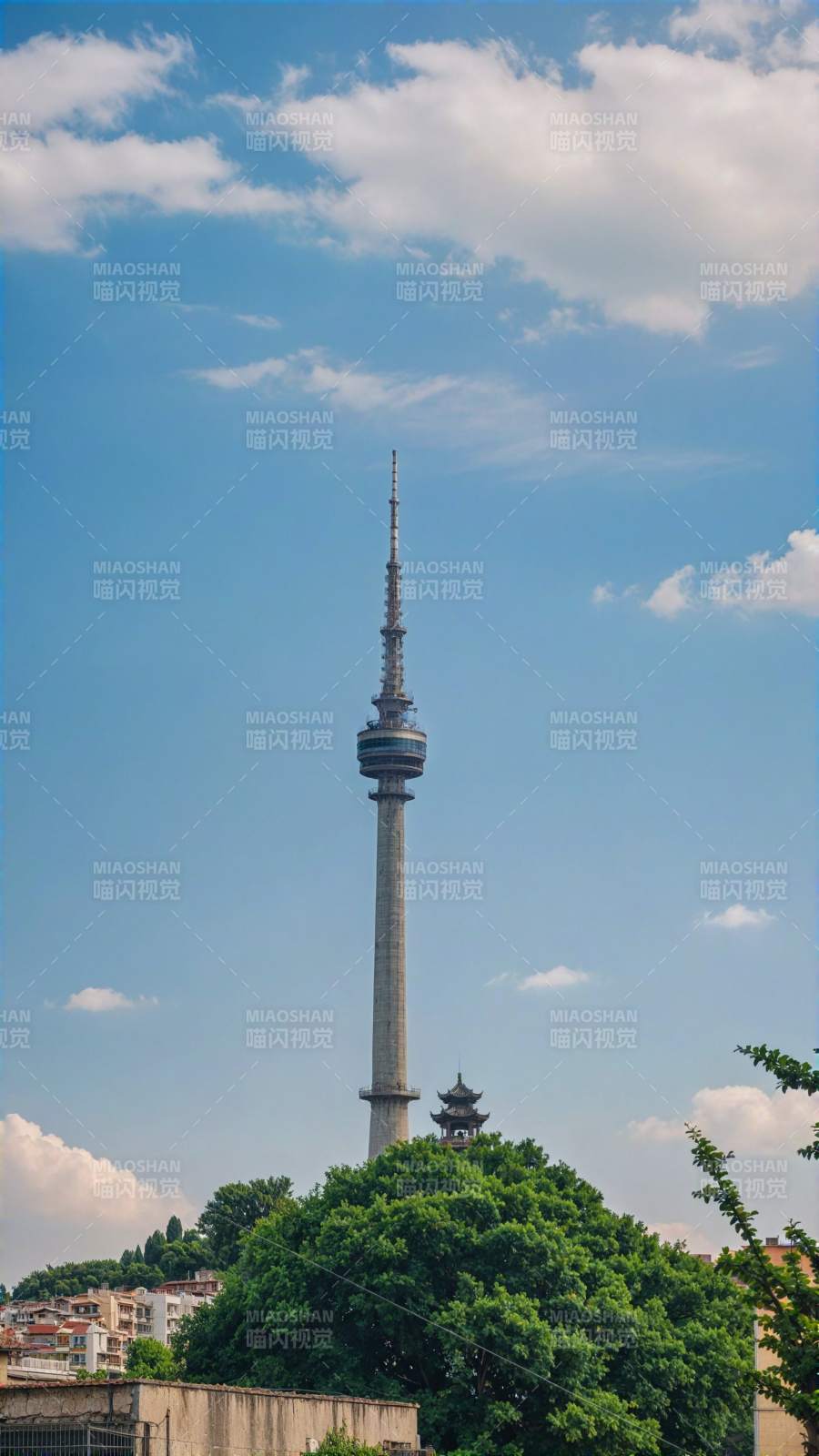 蓝天下的电视塔图片