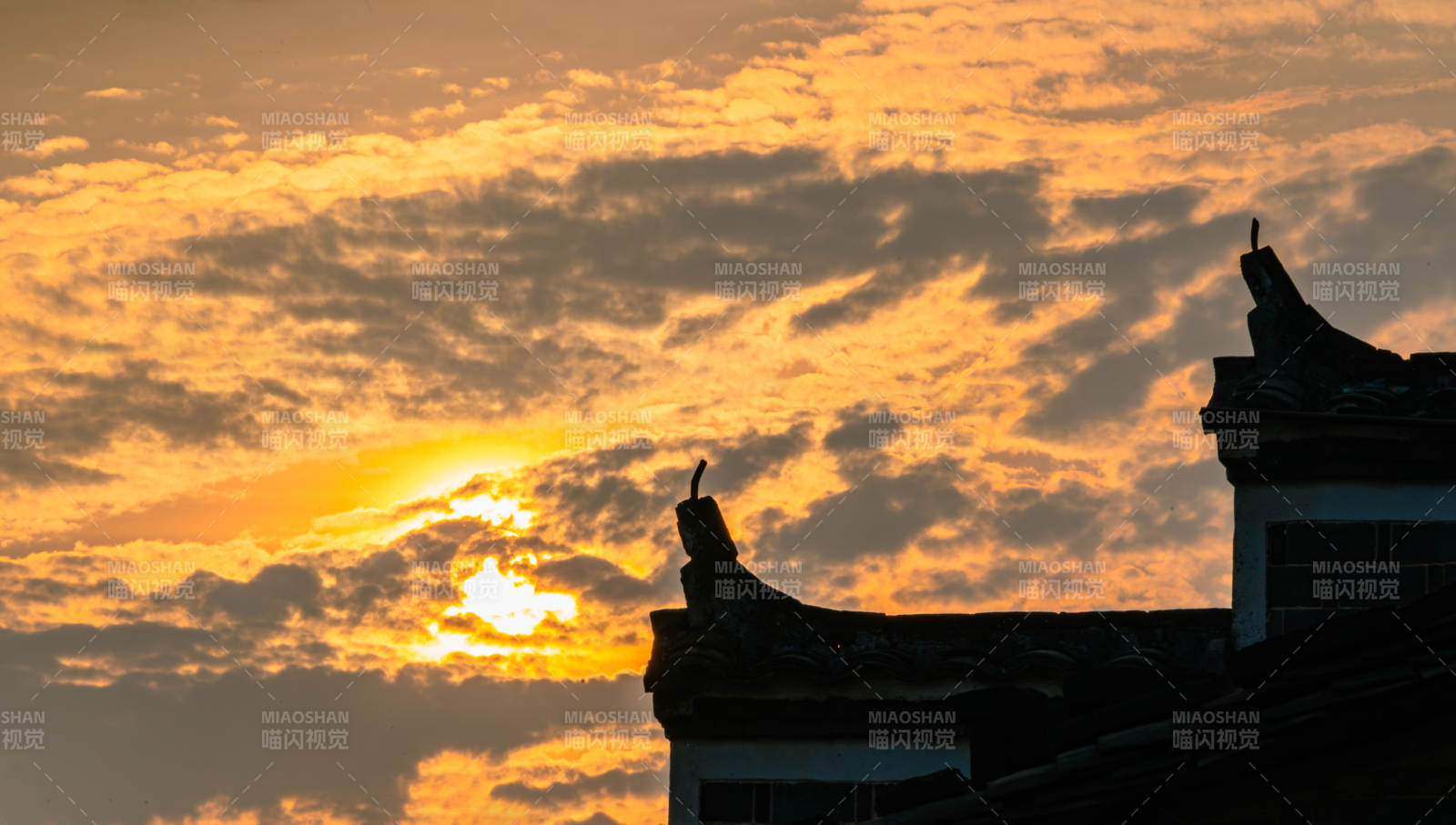 夕阳映照古建筑屋顶图片