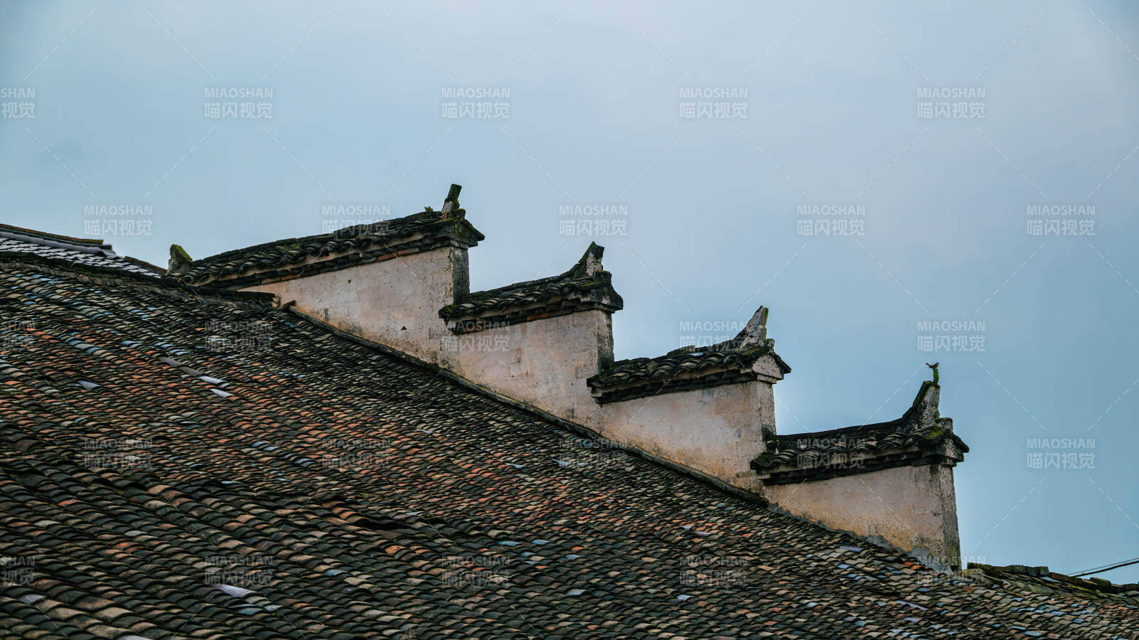 古建筑屋顶的宁静之美图片