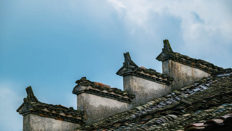 古宅屋顶 蓝天映衬图片