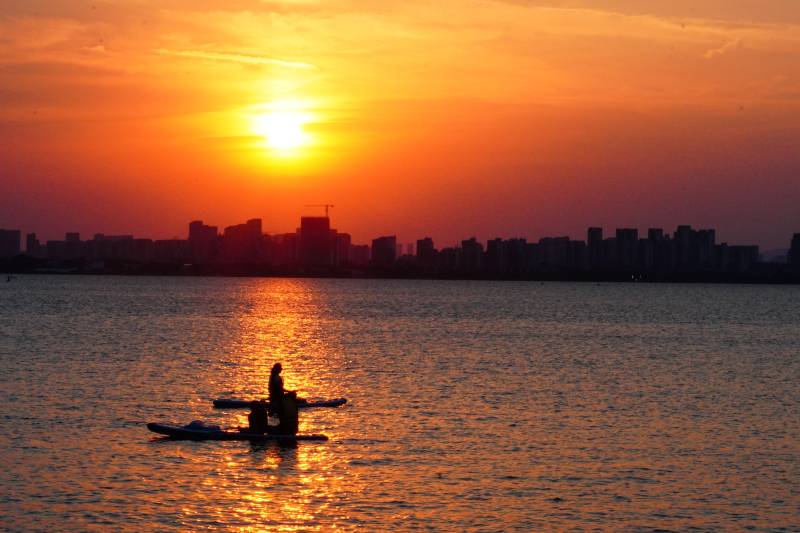 夕阳下的湖面剪影图片