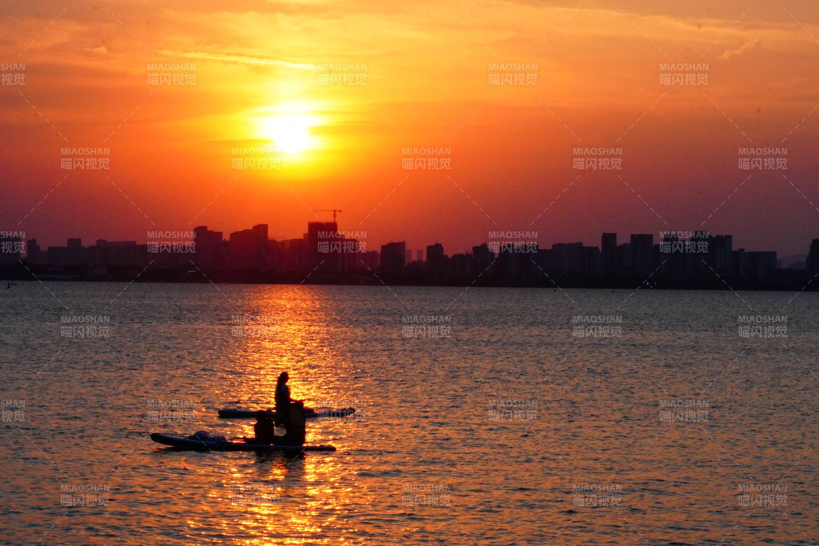 夕阳下的湖面剪影图片