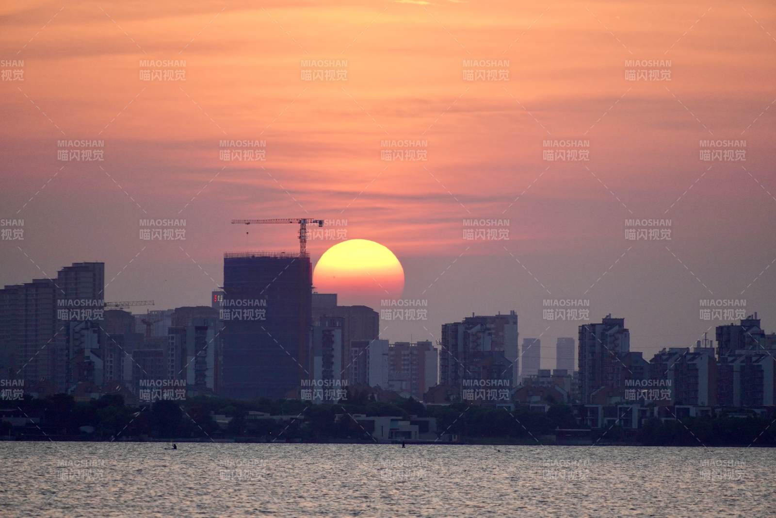 城市黄昏 夕阳映楼影图片