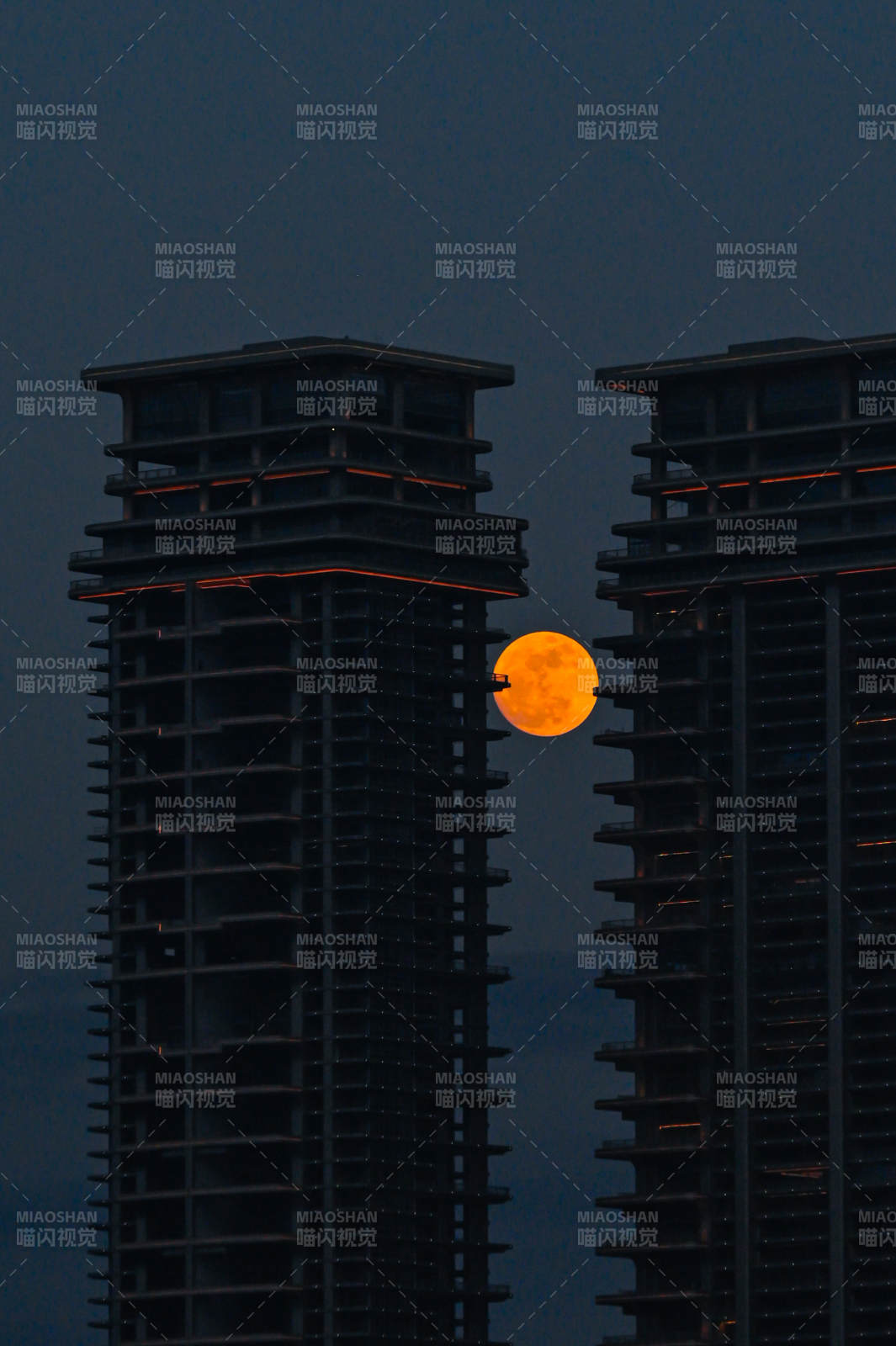 双塔映月夜景图图片