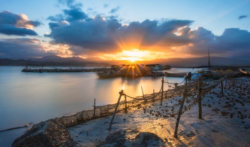 夕阳下的渔港静谧美景图片