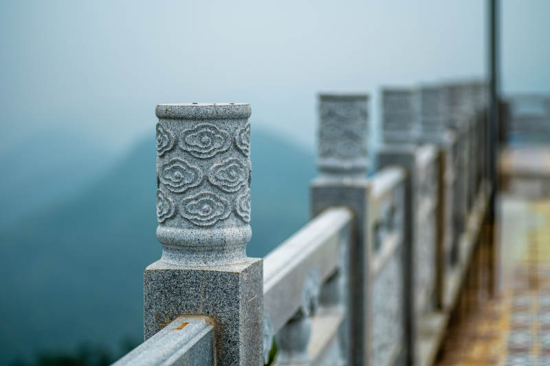 石栏杆上的雕刻细节图片