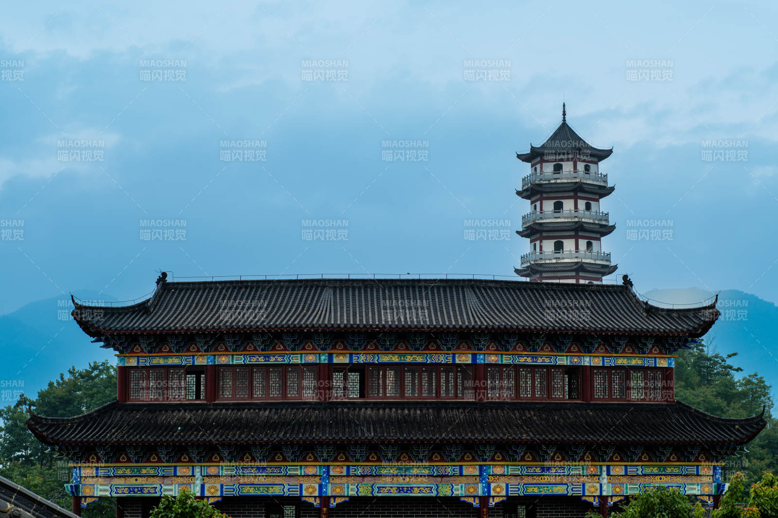 古塔映衬传统建筑之美-龙凤山庄图片