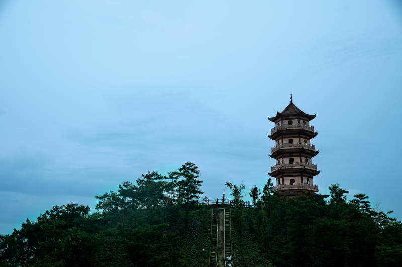 山巅古塔映蓝天-大冶龙凤山庄图片