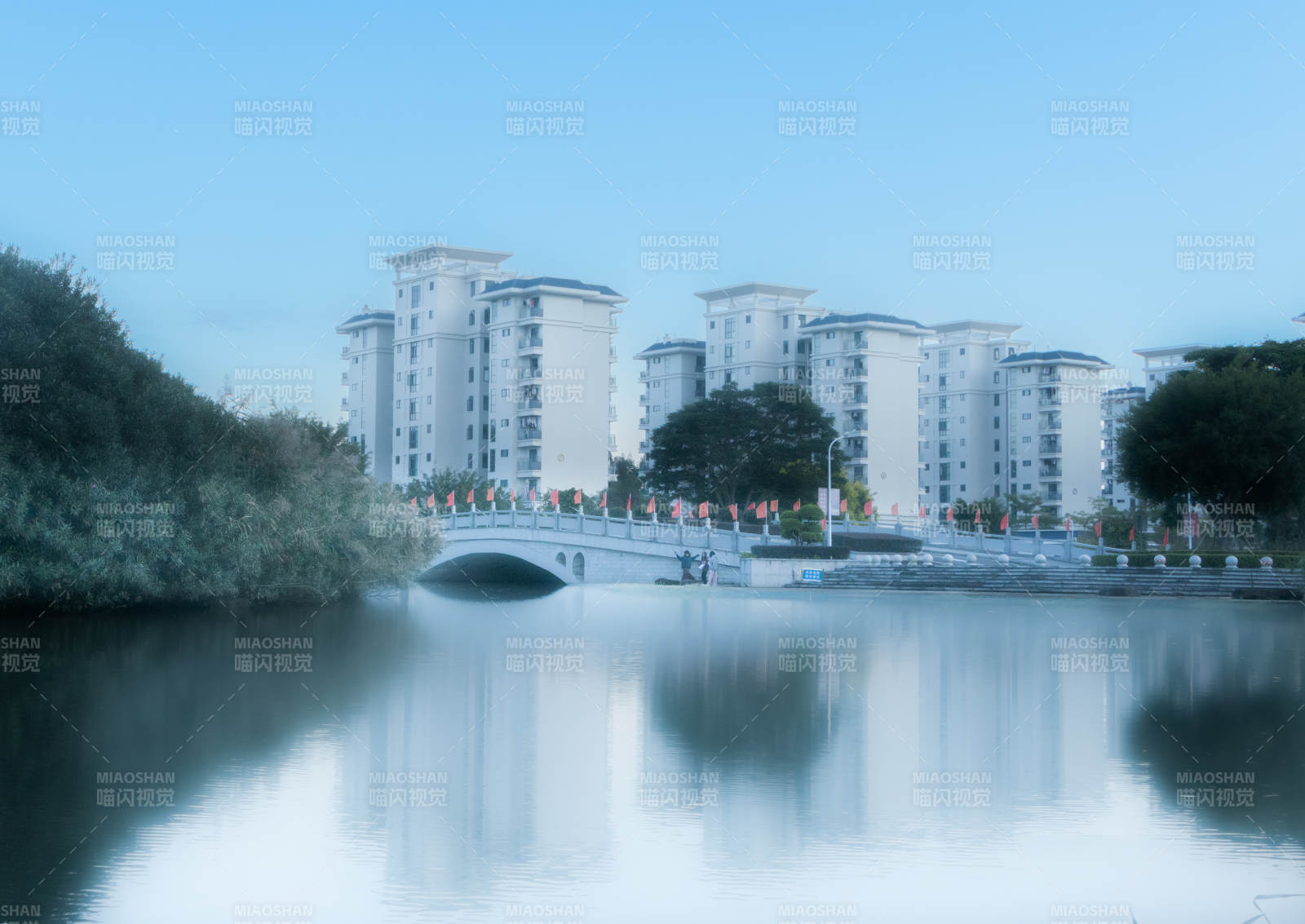 湖畔住宅区清晨景色图片