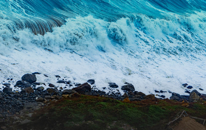 海浪拍打岩石海岸图片