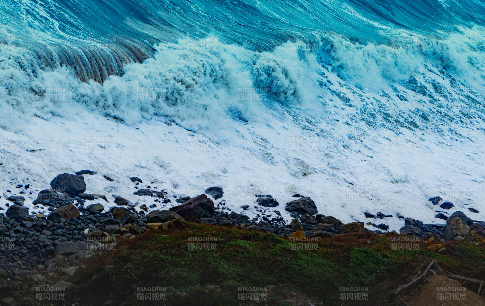 海浪拍打岩石海岸图片