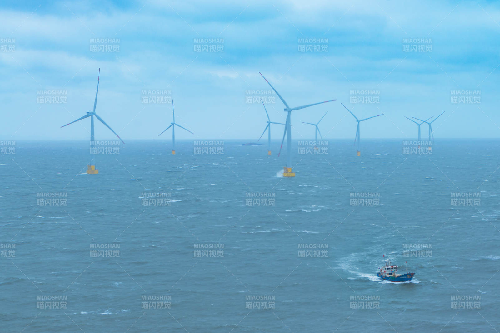海上风力发电场与渔船图片