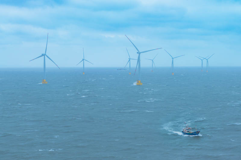 海上风力发电场与渔船图片
