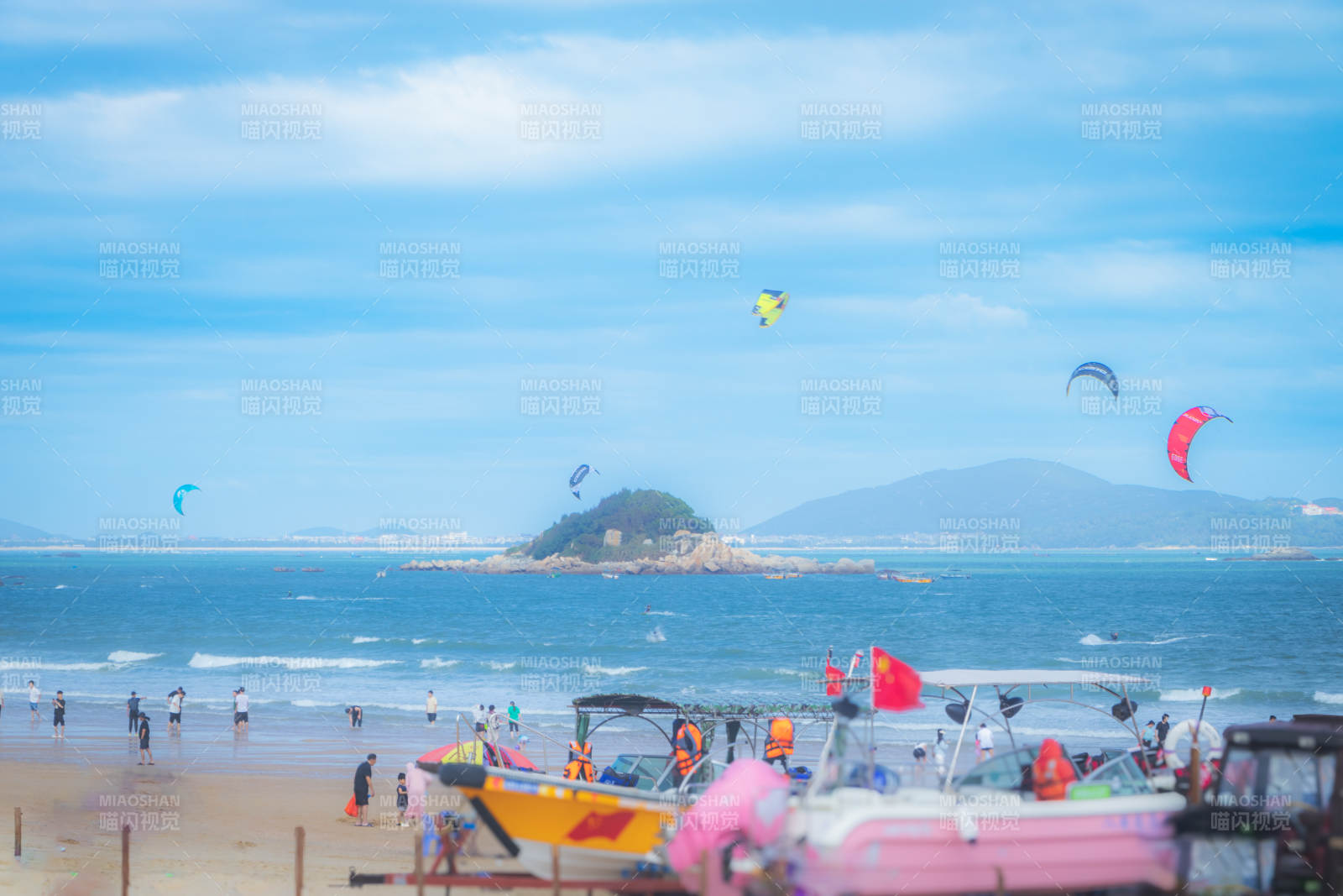 海边风筝与小岛风光图片