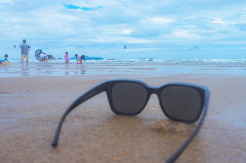 沙滩上的墨镜时光图片