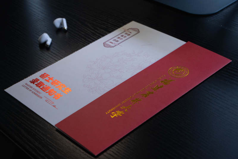 录取通知书与耳机特写图片