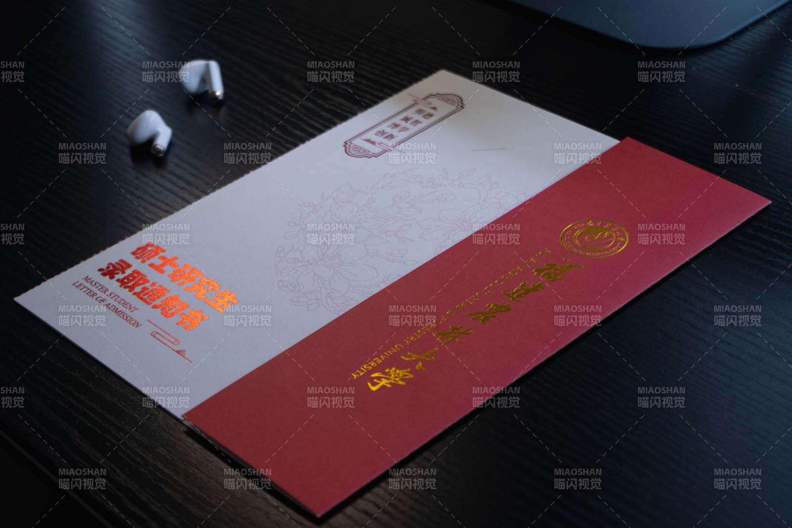 录取通知书与耳机特写图片