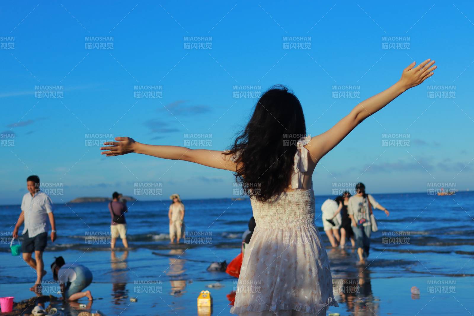 海边自由伸展的女子图片