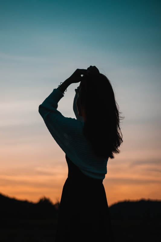 夕阳下的剪影图片