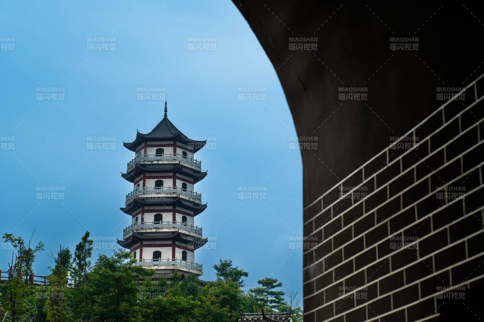 古塔映衬蓝天绿树-大冶龙凤山庄图片