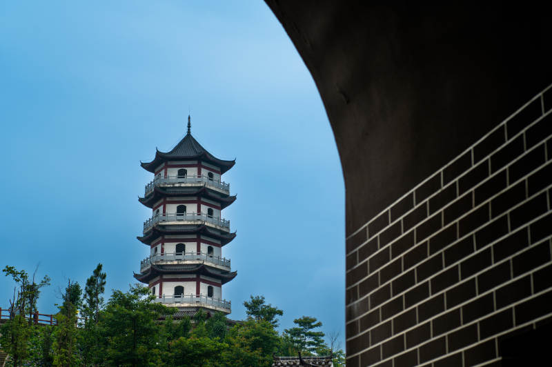 古塔映衬蓝天绿树-大冶龙凤山庄图片