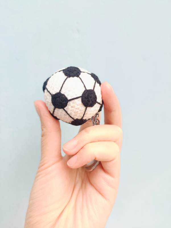 手握迷你足球钥匙扣图片