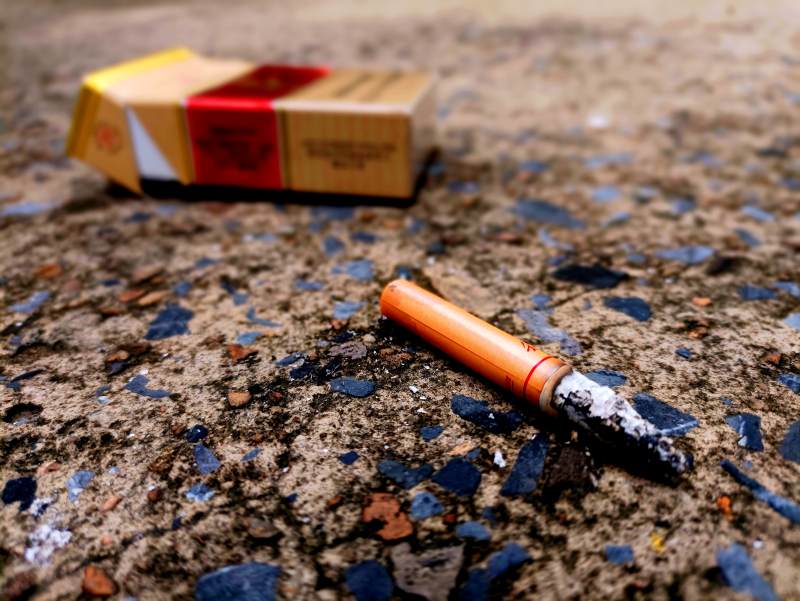 烟蒂与烟盒 地面的痕迹图片