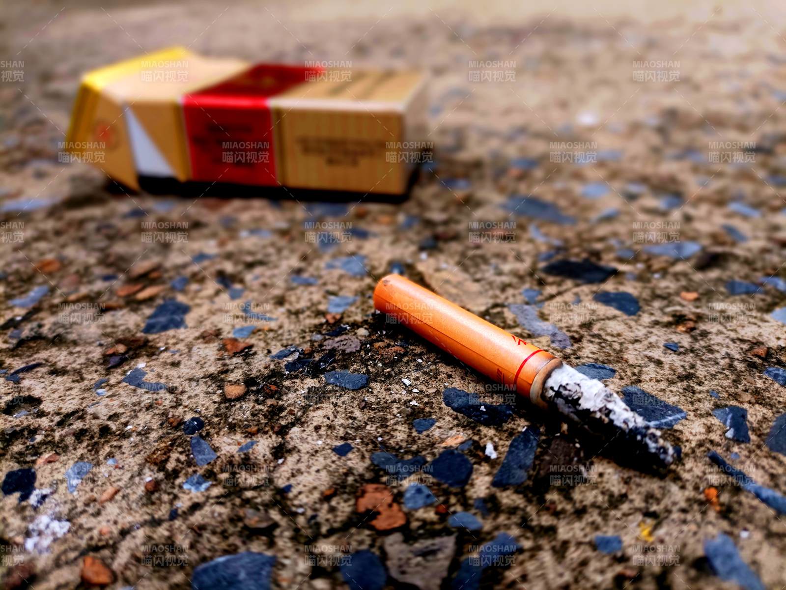 烟蒂与烟盒 地面的痕迹图片
