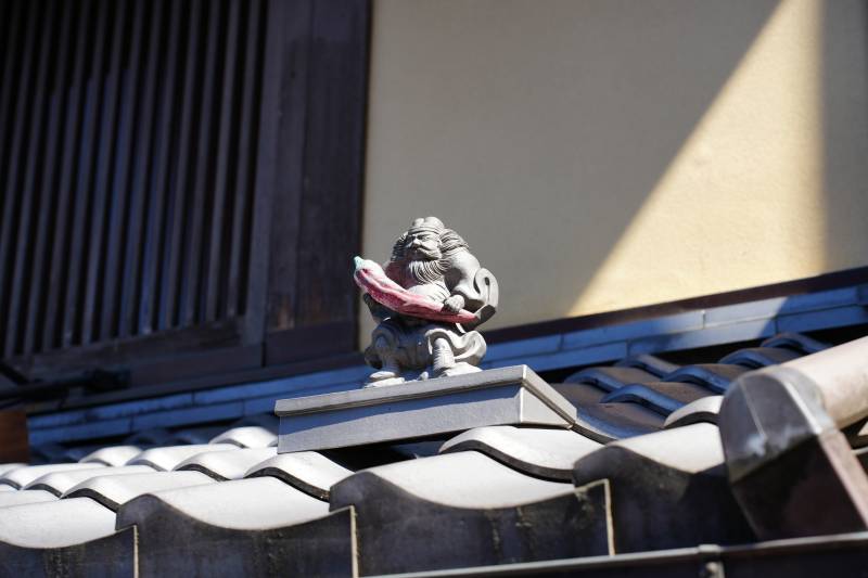 屋顶上的石雕装饰图片