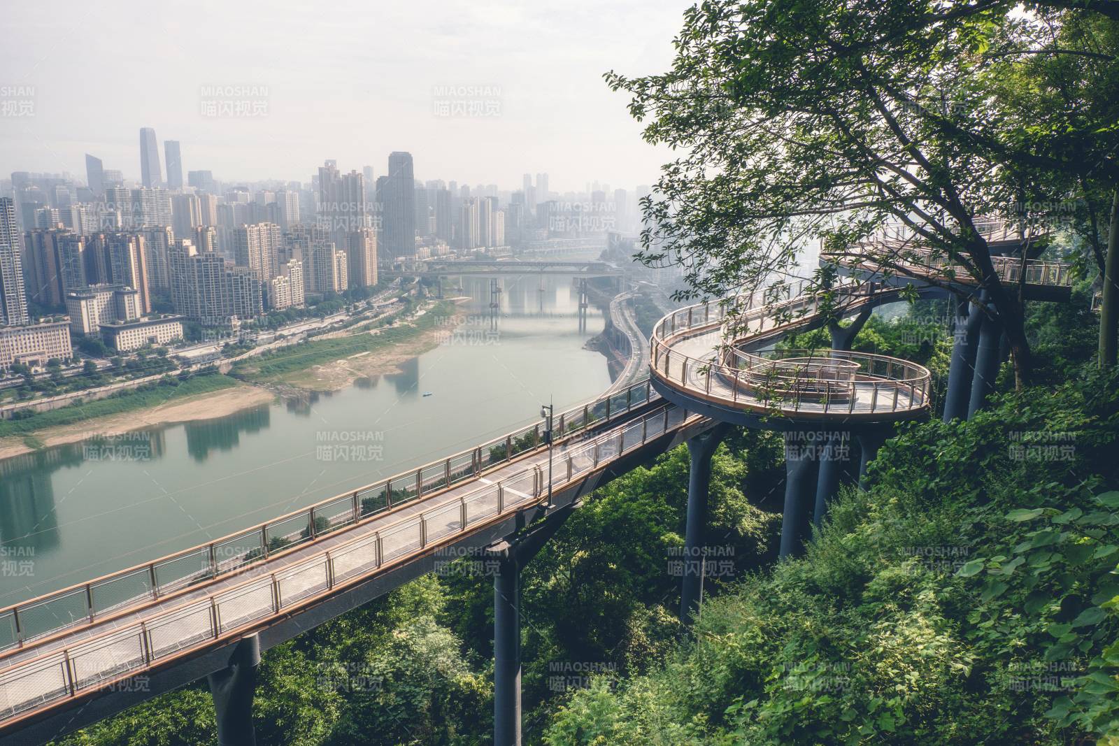 城市绿道与江景风光图片