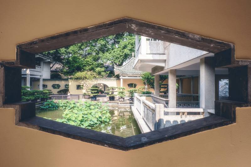 窗框中的庭院美景图片