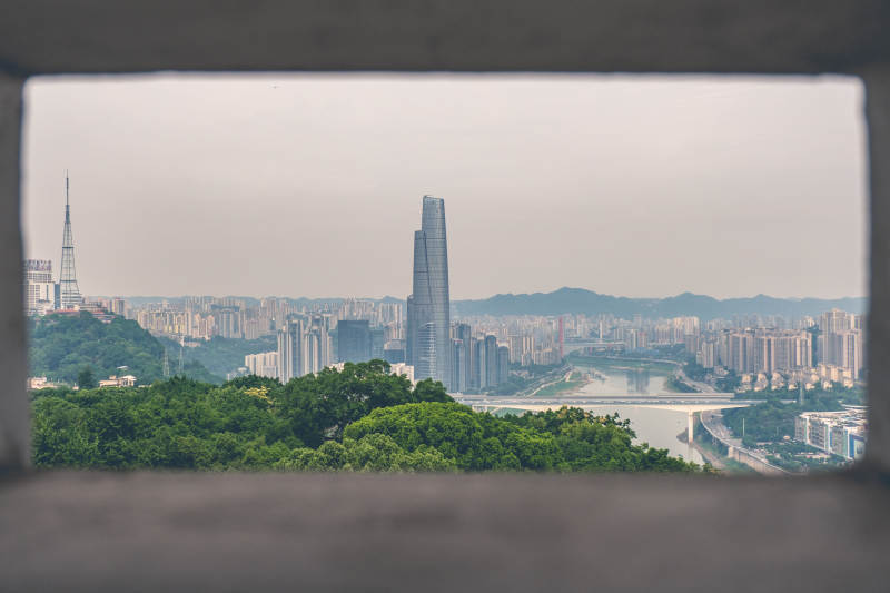 城市风光透过窗景图片