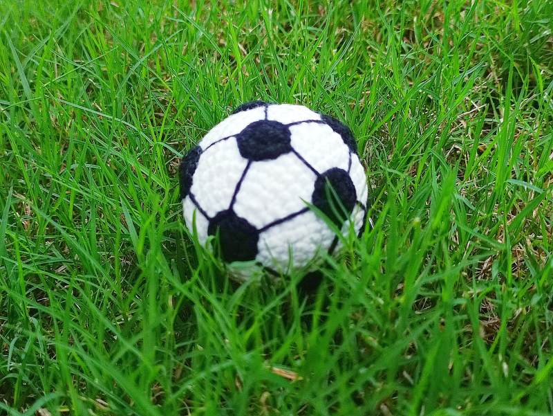 草地上的小足球图片