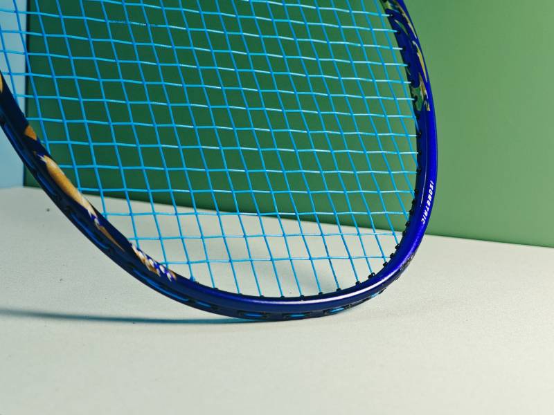 蓝色羽毛球拍特写图片