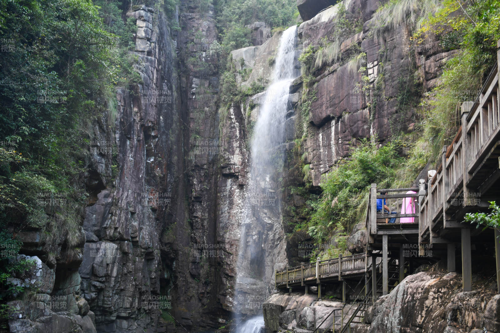 山间瀑布 栈道环绕图片