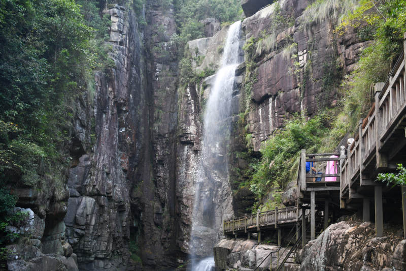 山间瀑布 栈道环绕图片