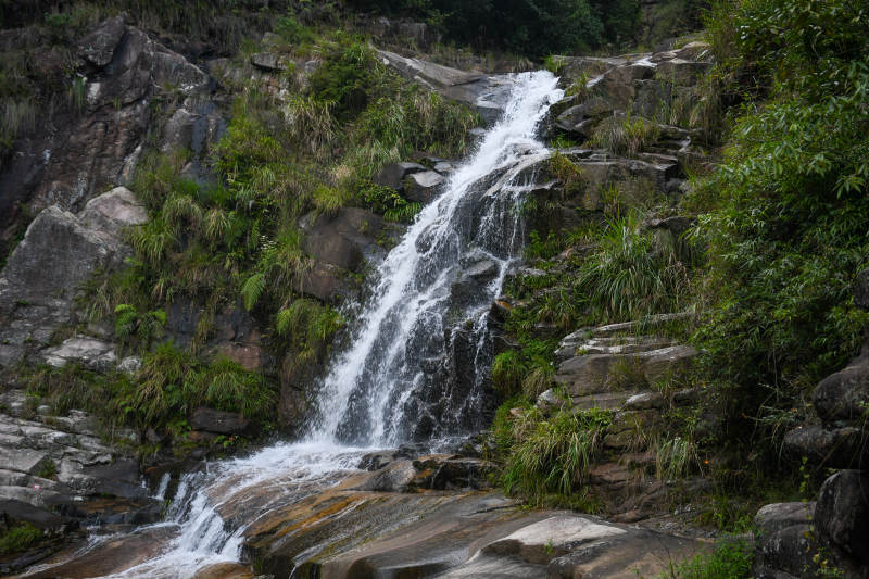 山间瀑布潺潺流图片