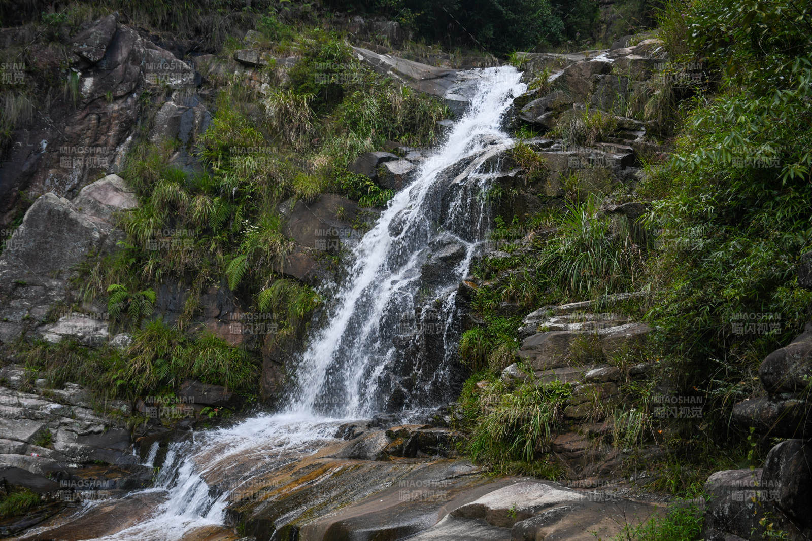 山间瀑布潺潺流图片